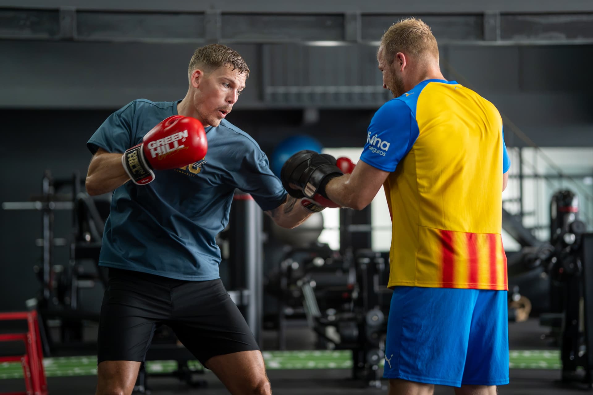 Twee sporters trainen bokstechniek met pads in de BOKS! sportschool in Gouda