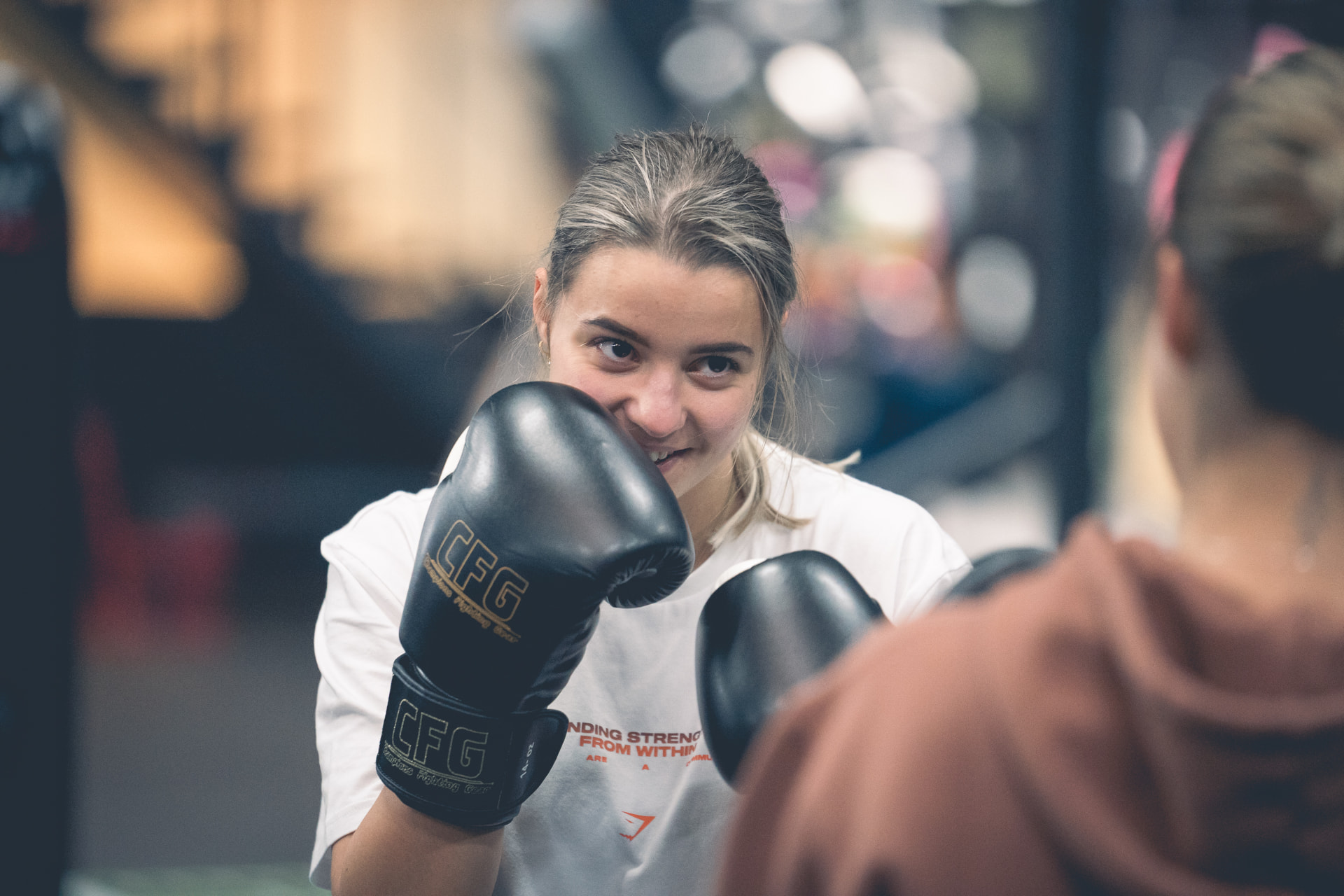 Sportster met bokshandschoenen tijdens een gratis proefles bij BOKS Gouda